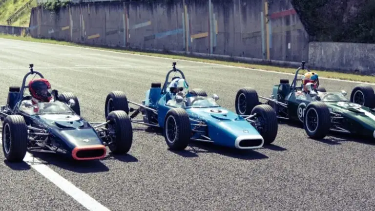 Incentive automobile avec des voitures de course