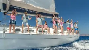 Une equipe de collégues font la fete sur un voilier en pleine mer