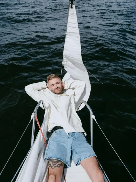 UMDH-Paris-voile-mer-seminaire-haut-de-gamme-5 Un homme allongé sur la pointe du bateau