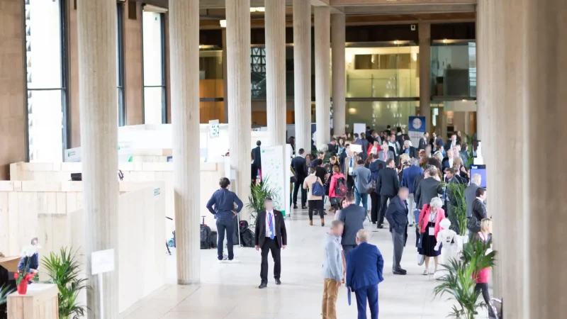 plusieurs personnes participent à un salon professionnel